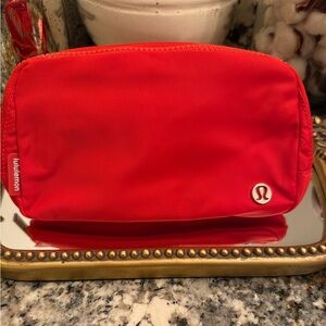 NWT lululemon Everywhere Belt Bag/ with logo strap